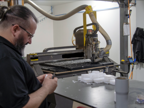 Machine usinage plastique en utlisation